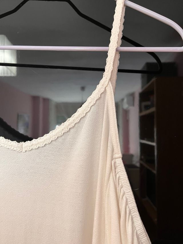 Blusa blanca con tirantes y hombros descubiertos