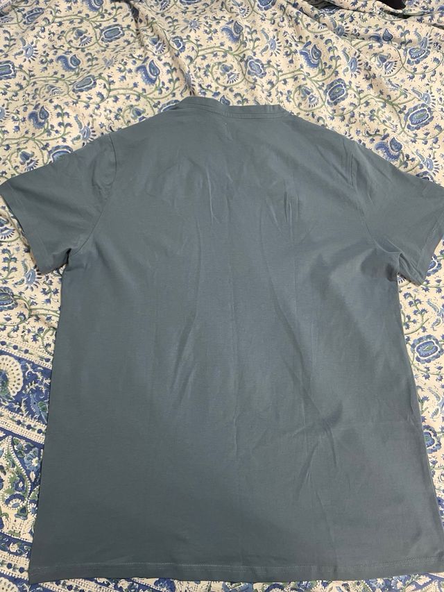 Camiseta SOC azul cuello pico