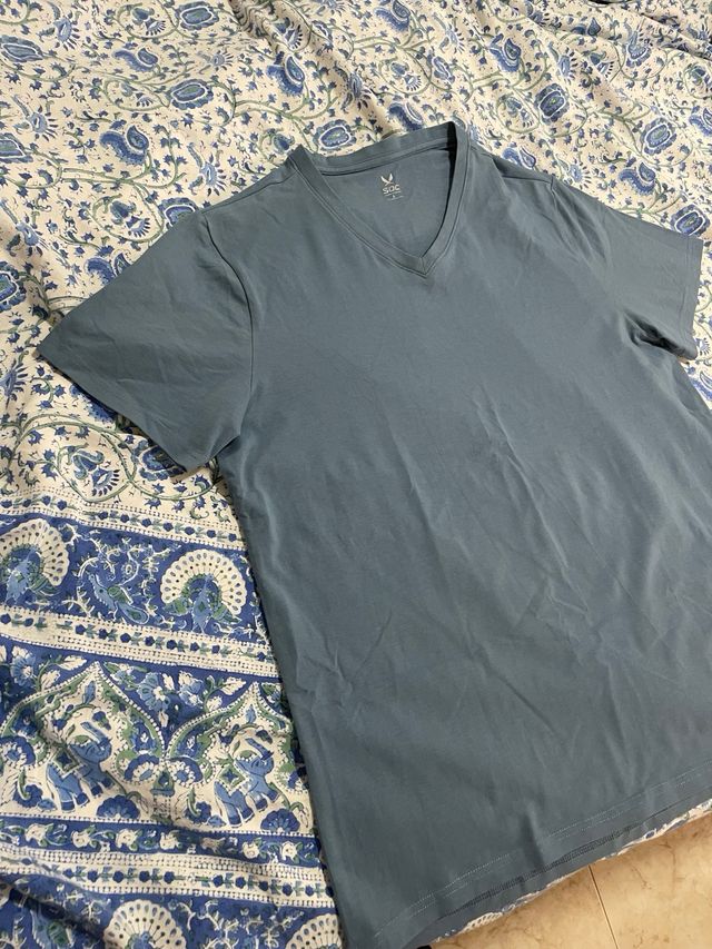 Camiseta SOC azul cuello pico
