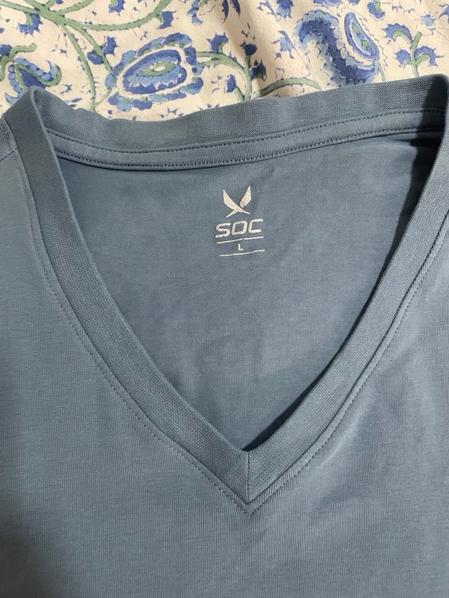 Camiseta SOC azul cuello pico