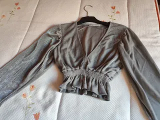 Top brillante Pull&Bear gris plata