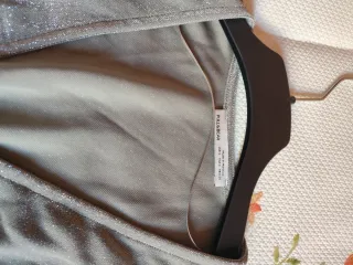 Top brillante Pull&Bear gris plata