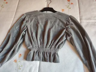 Top brillante Pull&Bear gris plata