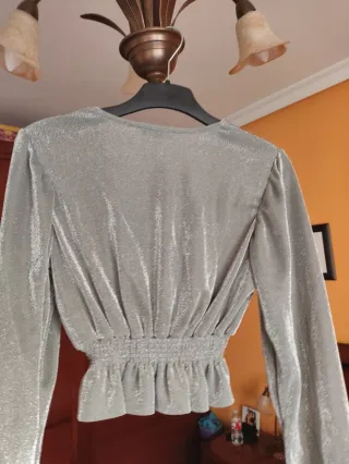 Top brillante Pull&Bear gris plata