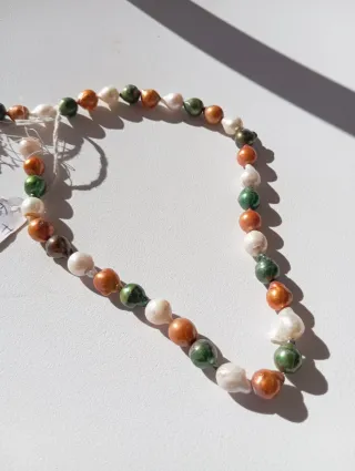 Hilo de perlas naturales verdes, naranjas y blanca