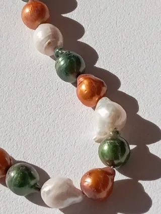 Hilo de perlas naturales verdes, naranjas y blanca