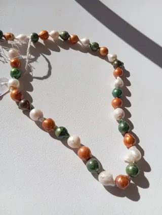 Hilo de perlas naturales verdes, naranjas y blanca