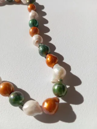 Hilo de perlas naturales verdes, naranjas y blanca