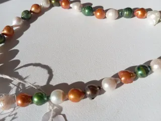 Hilo de perlas naturales verdes, naranjas y blanca