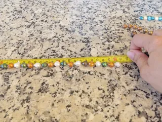 Hilo de perlas naturales verdes, naranjas y blanca