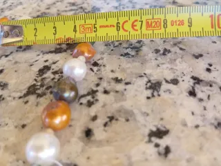 Hilo de perlas naturales verdes, naranjas y blanca