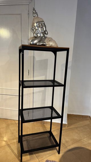 Estantería metálica y madera