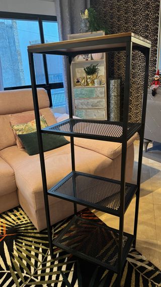 Estantería metálica y madera