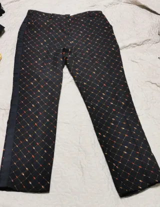 Pantalón estampado negro y naranja