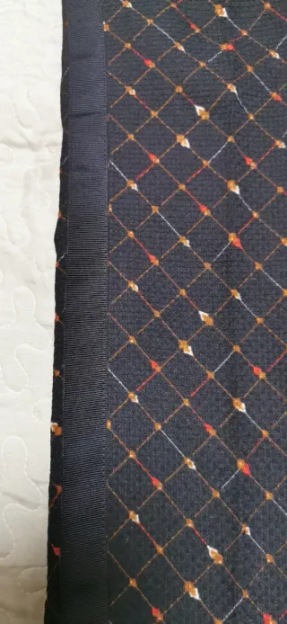 Pantalón estampado negro y naranja