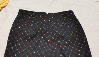 Pantalón estampado negro y naranja