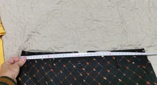 Pantalón estampado negro y naranja