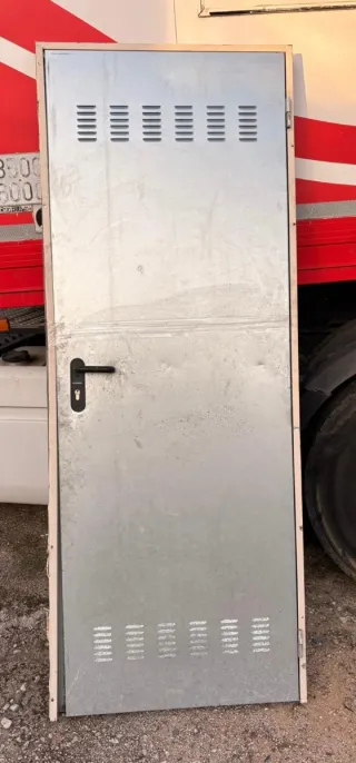 Puerta Galvanizada con Ventilación