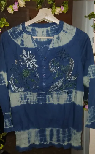 Blusa azul y beige con bordados