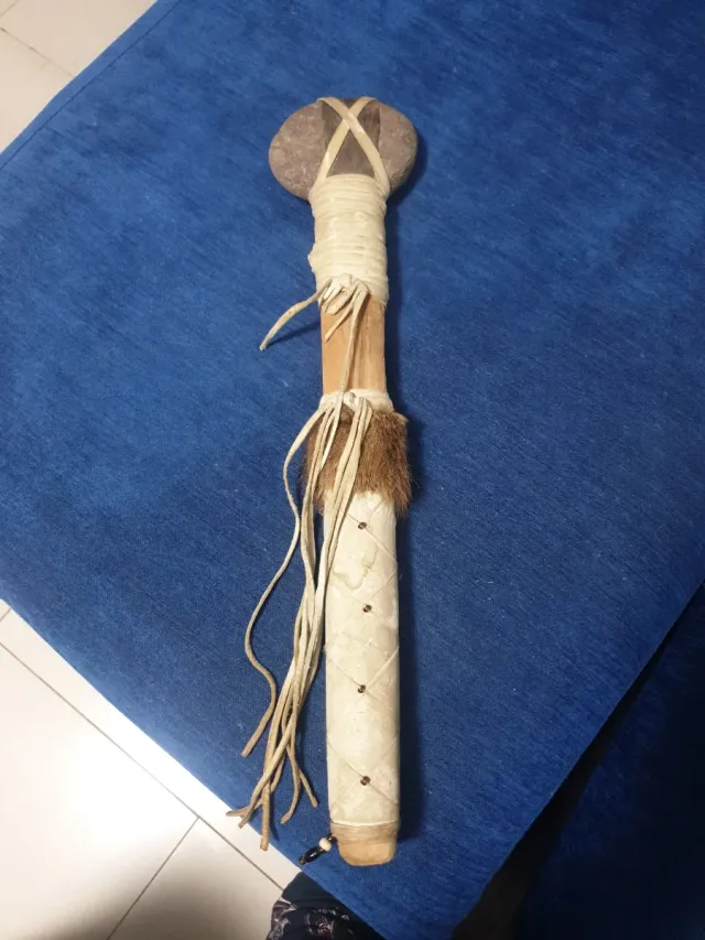 Hacha de guerra piel y piedra