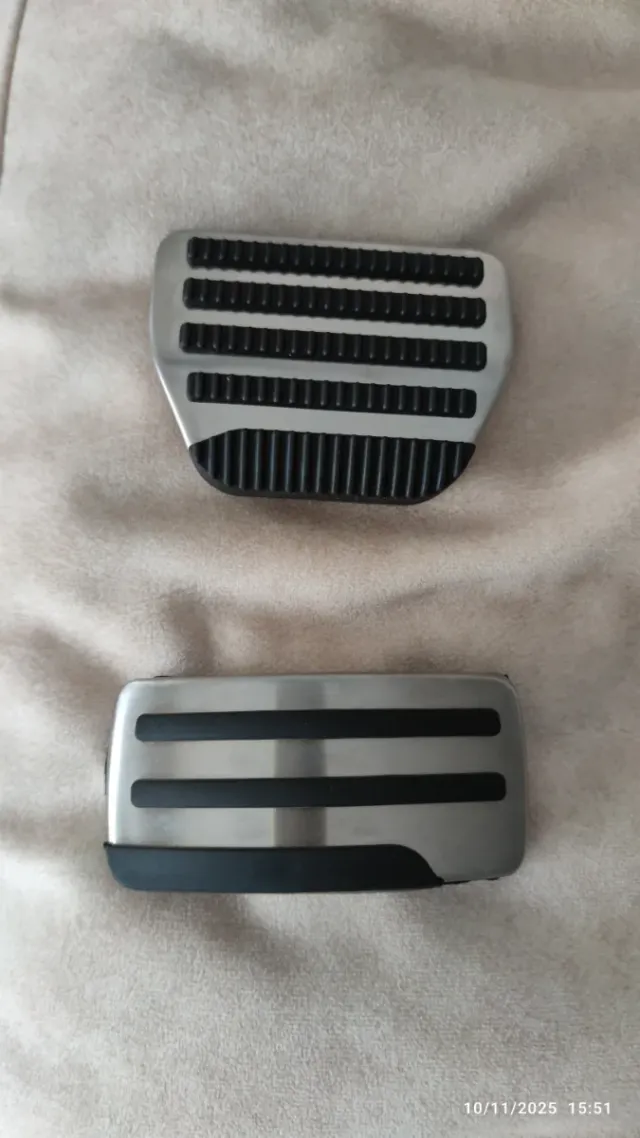 Pedale sportivi per auto