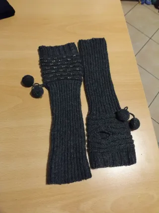 Scaldamani lunghi grigi con pon pon