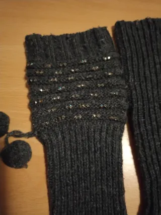 Scaldamani lunghi grigi con pon pon