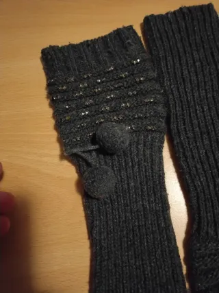 Scaldamani lunghi grigi con pon pon