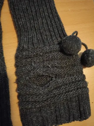 Scaldamani lunghi grigi con pon pon