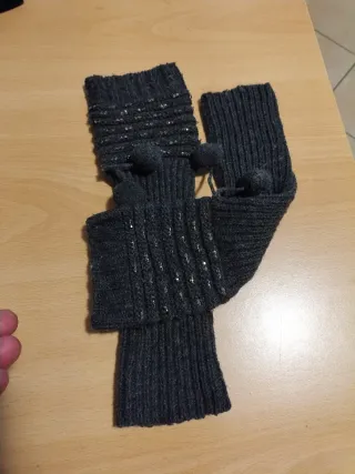 Scaldamani lunghi grigi con pon pon