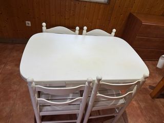 Mesa de comedor blanca con  4 sillas