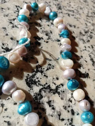 Hilo de perlas naturales rosas, turquesas y blanca