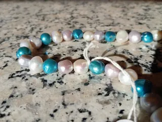 Hilo de perlas naturales rosas, turquesas y blanca