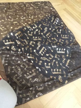 Fular fino negro con notas musicales doradas