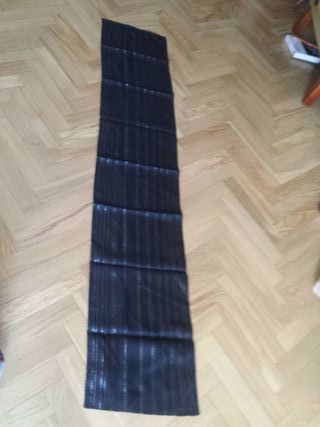 Fular fino negro con notas musicales doradas