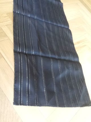 Fular fino negro con notas musicales doradas