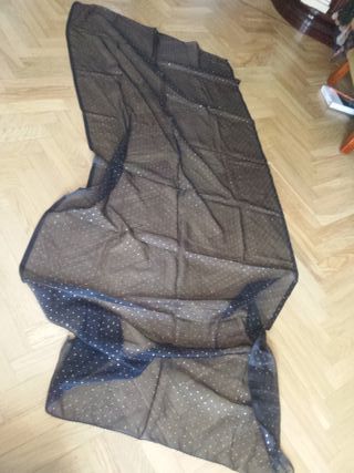 Fular fino negro con notas musicales doradas