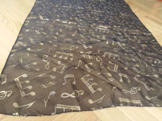 Fular fino negro con notas musicales doradas