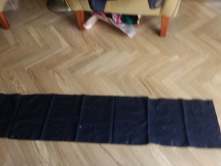 Fular fino negro con notas musicales doradas