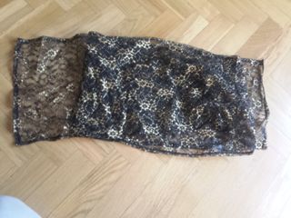 Fular fino negro con notas musicales doradas