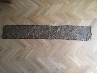 Fular fino negro con notas musicales doradas