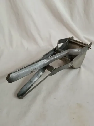 Antico spremiagrumi in metallo