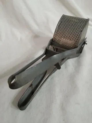 Antico spremiagrumi in metallo