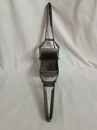 Antico spremiagrumi in metallo