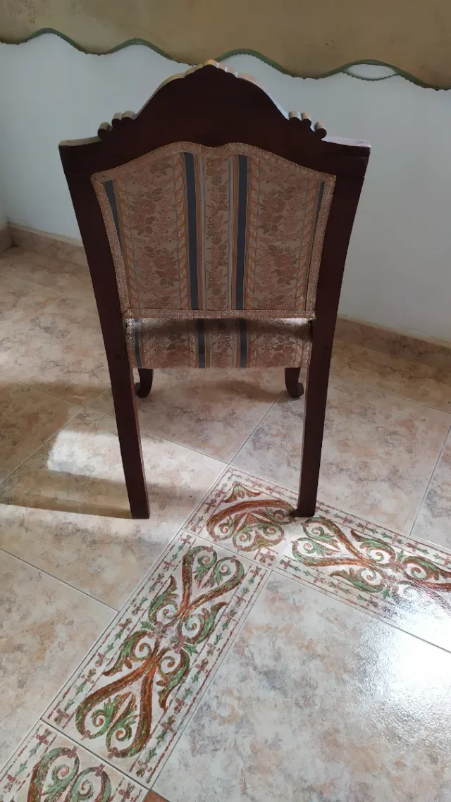 Silla de madera con tapizado floral