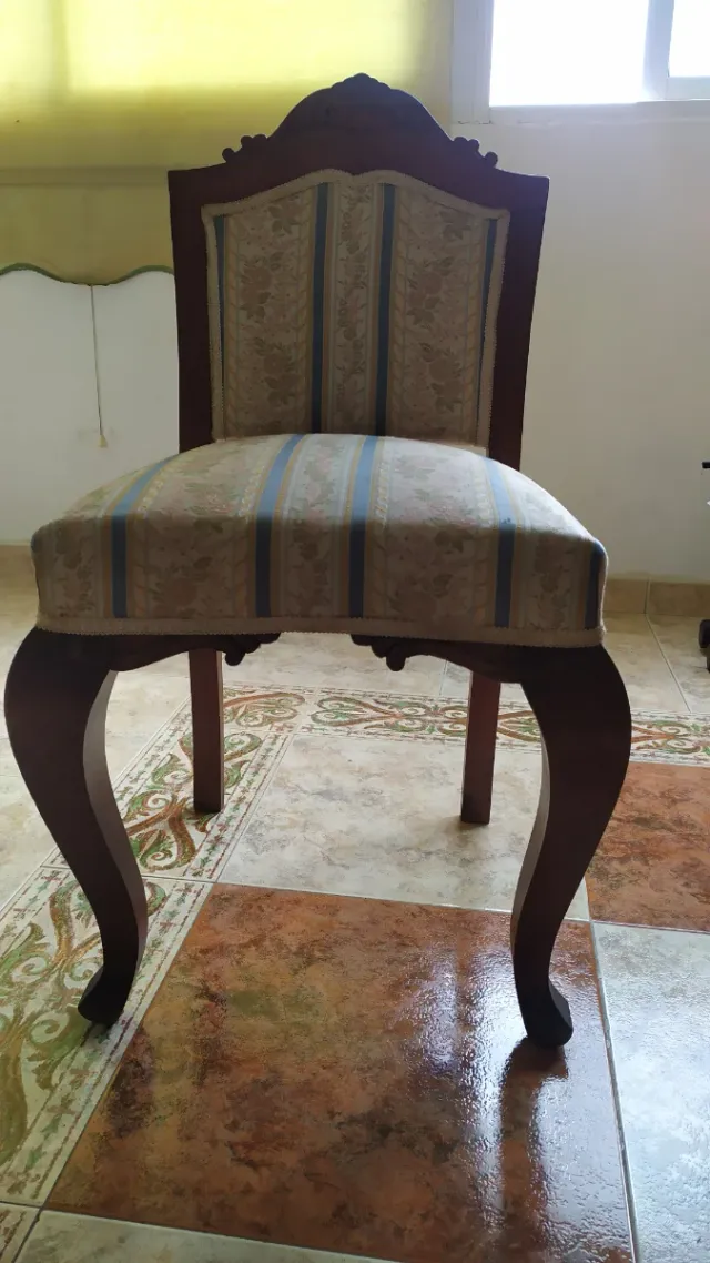 Silla de madera con tapizado floral