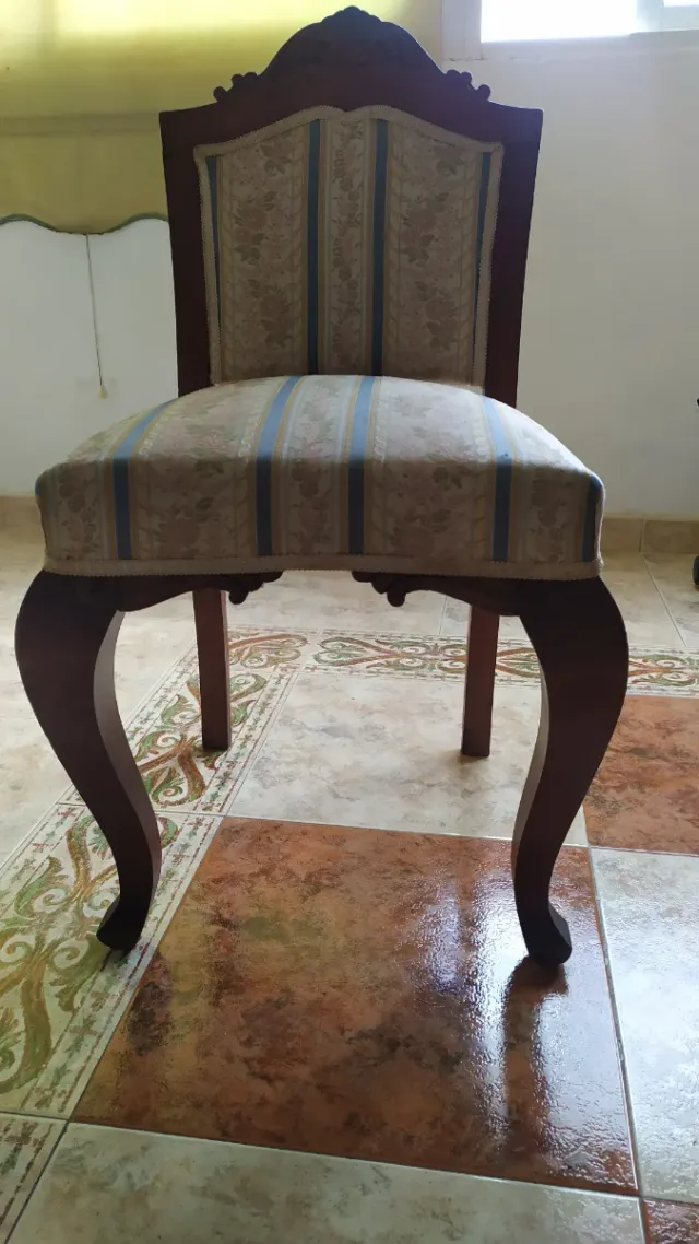 Silla de madera con tapizado floral