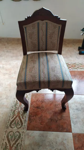 Silla de madera con tapizado floral