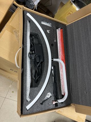 Lámpara de pie media luna blanca