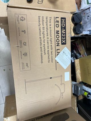 Lámpara de pie media luna blanca